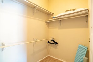 Interior - Stylish & Modern 1BR | Pool, Gym & Free Parking (Irving)