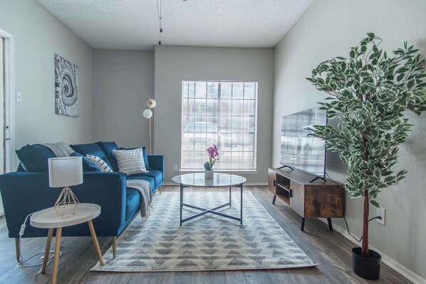 TV, fireplace, offices - Stylish & Modern 1BR | Pool, Gym & Free Parking (Irving)