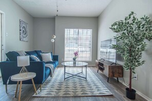 Televisio, takka, työhuone