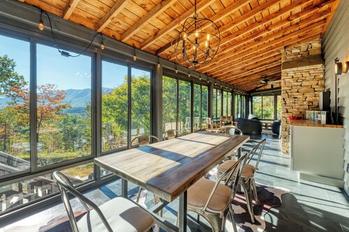 4 BR 3 BATH with HUGE MTN VIEWS, WiFi, Hot Tub, Free Pool Access & Game Room