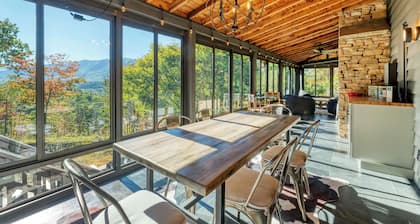 4 BR 3 BATH with HUGE MTN VIEWS, WiFi, Hot Tub, Free Pool Access & Game Room