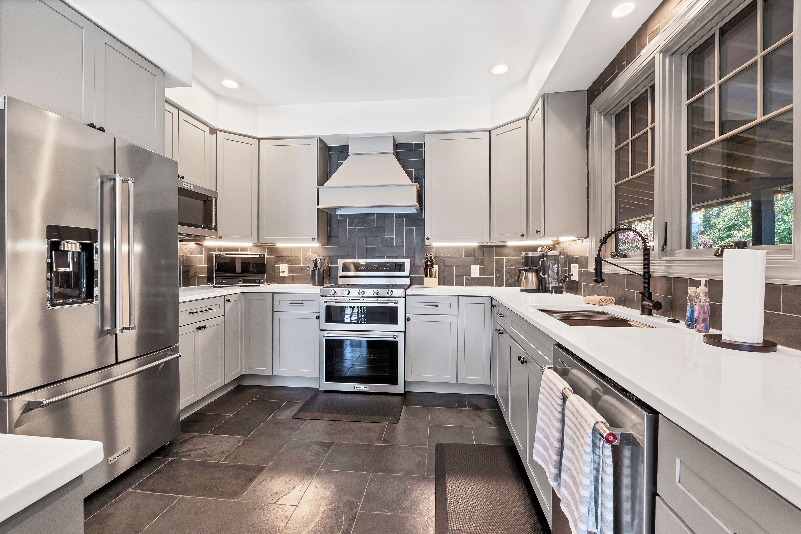 Kjøleskap, mikrobølgeovn, ovn og kokeplater