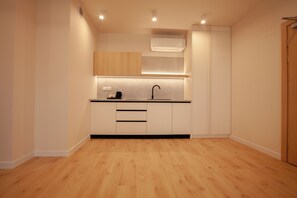 Deluxe Apartment, 1 Bedroom, Lake View | Soundproofing, iron/ironing board, free WiFi