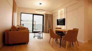 Leilighet – deluxe, 1 soverom, utsikt mot innsjø | Lydisolert, strykejern/-brett og wi-fi (inkludert)