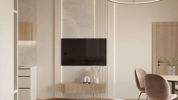 Un dormitorio moderno con una cama, un televisor montado en la pared, una mesita de noche y una silla.