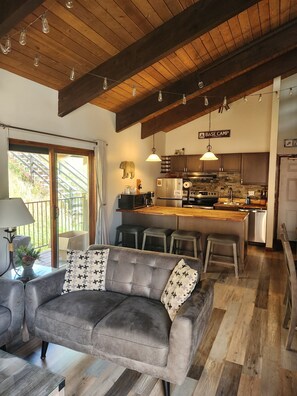 Televisión y chimenea