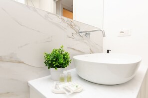 Dusche, Haartrockner, Bidet, Handtücher