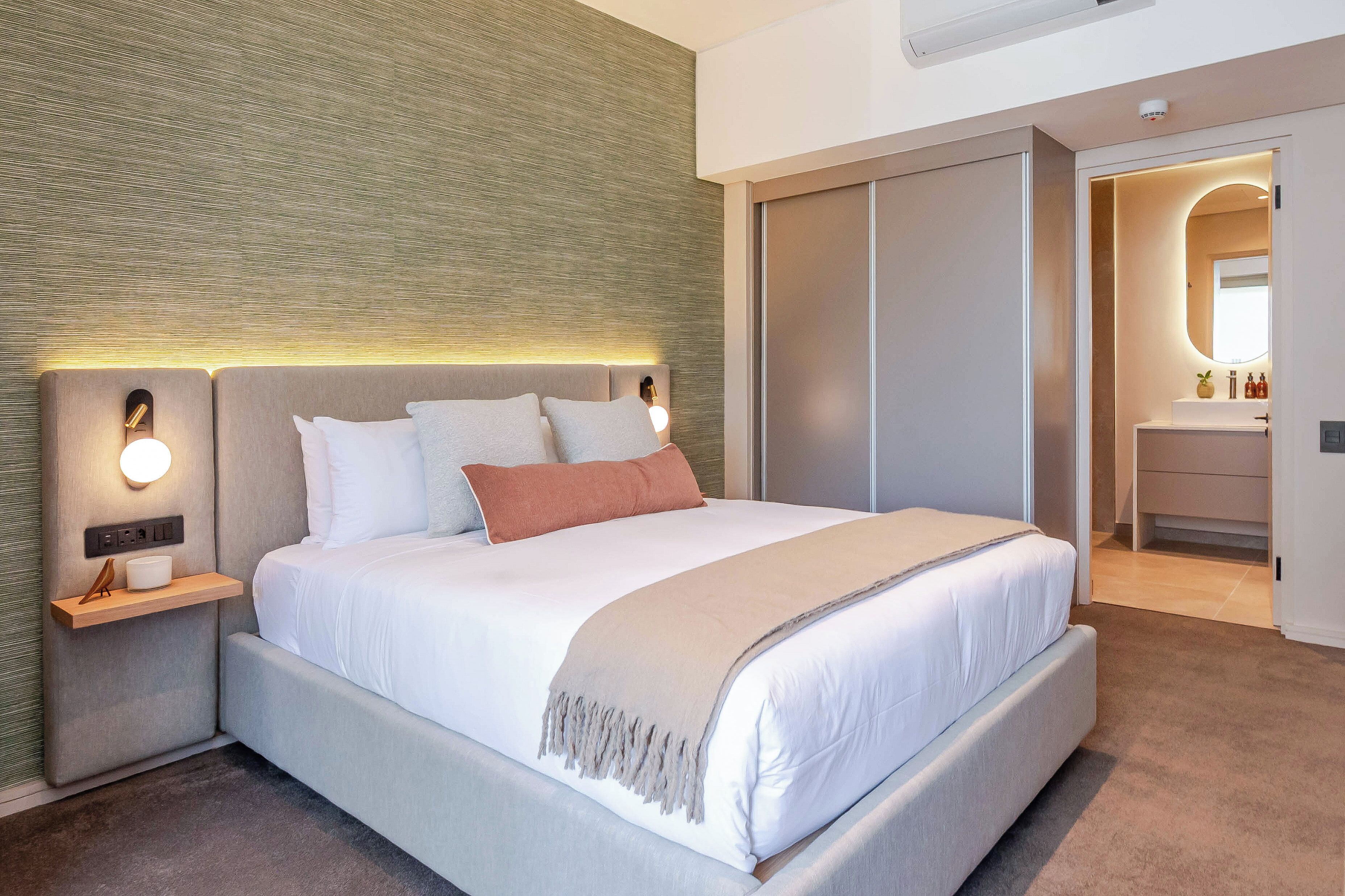 Apartamento superior, 2 quartos, sacada | Cofres nos quartos, ferros/tábuas de passar roupa, Wi-Fi de cortesia