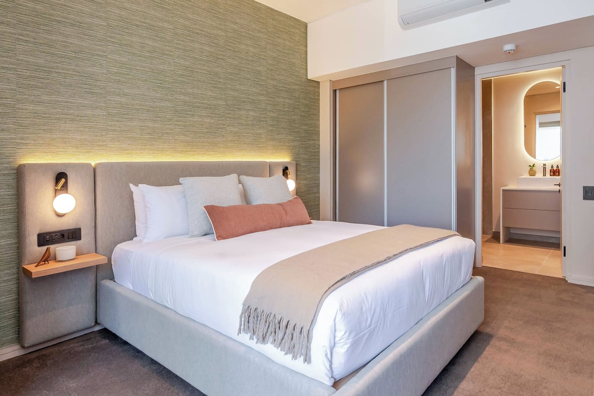 Apartamento superior, 2 quartos, sacada | Cofres nos quartos, ferros/tábuas de passar roupa, Wi-Fi de cortesia