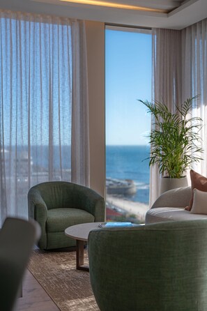 Penthouse, 2 slaapkamers, uitzicht op zee | Woonruimte | Een 40-inch flatscreentelevisie met satellietzenders