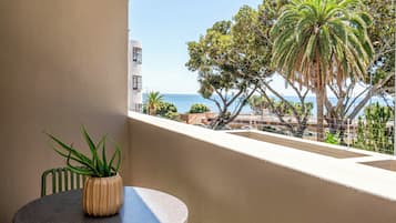 Appartement, 1 chambre, balcon | Restauration extérieure