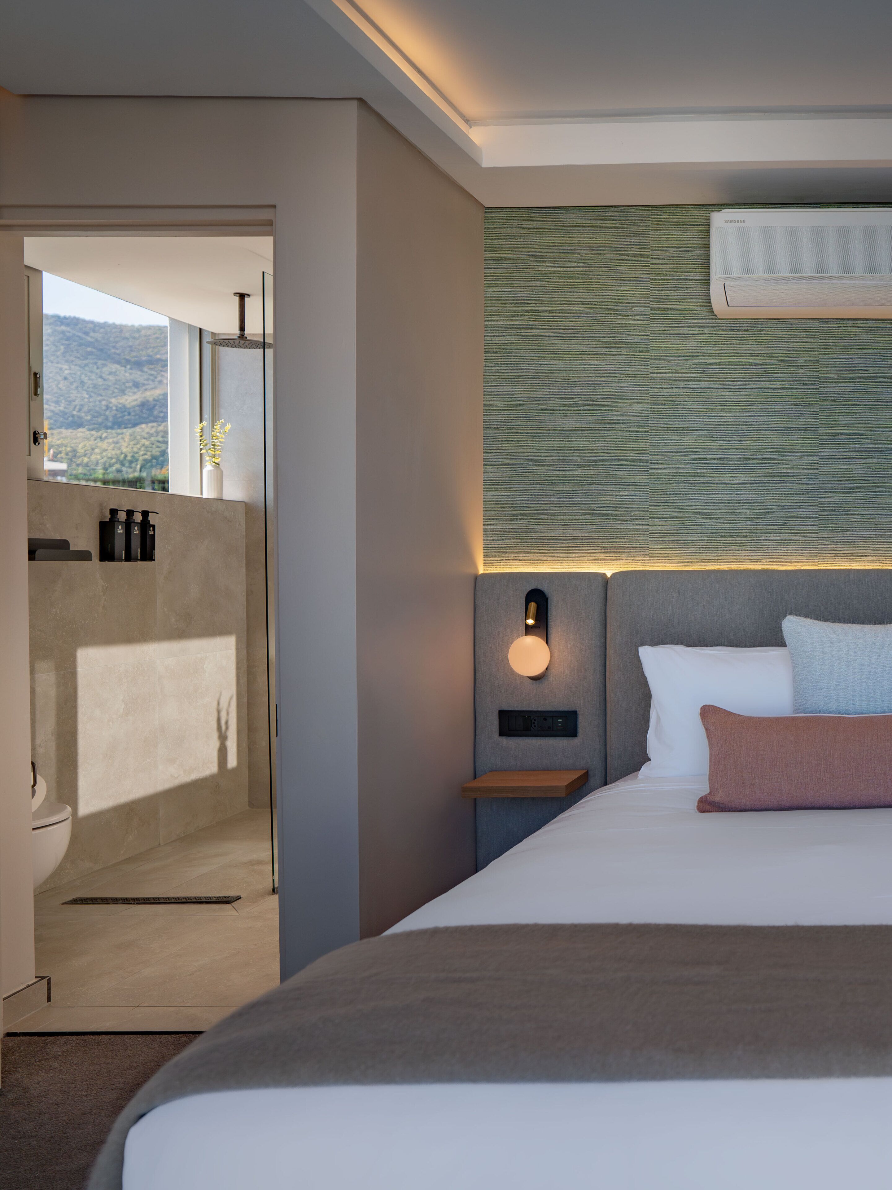 Coffres-forts dans les chambres, fer et planche à repasser