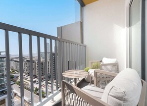 2 عدّة غرف نوم وخدمة الإنترنت