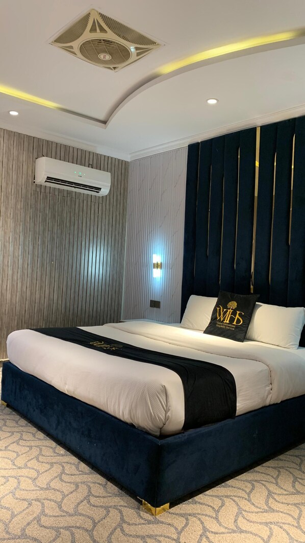 Habitación doble Deluxe, vista a la ciudad | Escritorio y espacio para trabajar con laptop 
