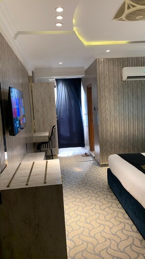 Habitación doble Deluxe, vista a la ciudad | Escritorio y espacio para trabajar con laptop 