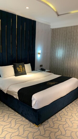 Habitación doble Deluxe, vista a la ciudad | Escritorio y espacio para trabajar con laptop 