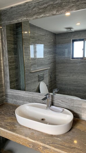 Habitación doble Deluxe, vista a la ciudad | Escritorio y espacio para trabajar con laptop 