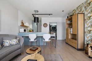 TV - House of Roses - By Wehost (Santa Cruz)