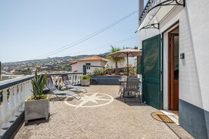 Property grounds - House of Roses - By Wehost (Santa Cruz)