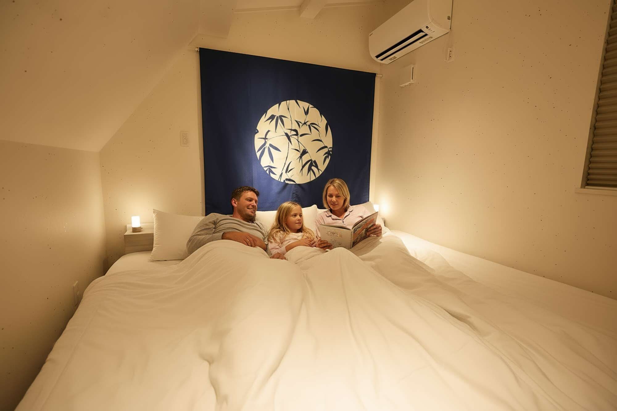 Ein Schlafzimmer mit einem Bett, einer wandmontierten Klimaanlage und einer Wanddekoration.