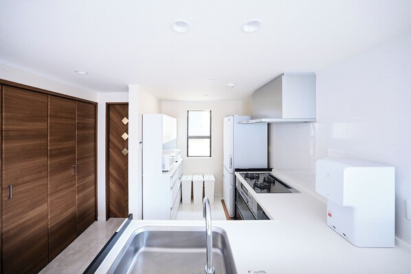 Frigorifero, microonde, forno, piano cottura