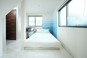 3 slaapkamers, een bureau, een strijkplank/strijkijzer, reisbedje