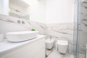 Douche, séchoir à cheveux, bidet, serviettes fournies