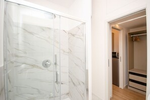Douche, sèche-cheveux, bidet, serviettes fournies