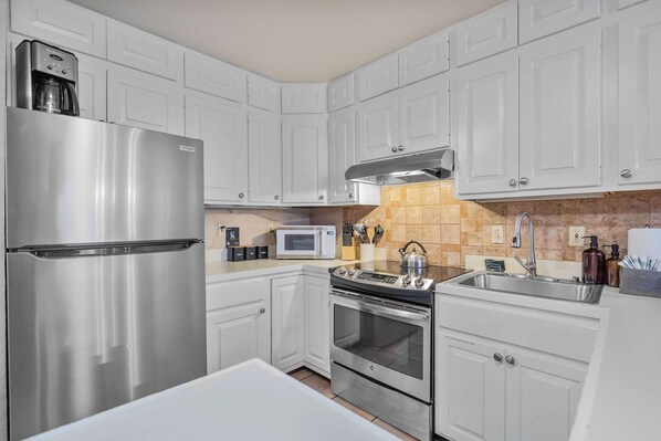 ثلاجة، ميكروويف، فرن، موقد طهي مسطح