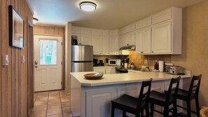 ثلاجة، ميكروويف، فرن، موقد طهي مسطح