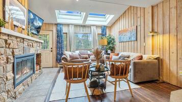 Televisión, chimenea, videojuegos y reproductor de DVD