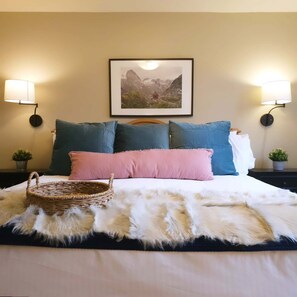 3 bedrooms, desk, iron/ironing board, travel cot