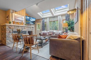 تلفزيون، مدفأة، ألعاب فيديو، مشغل دي في دي