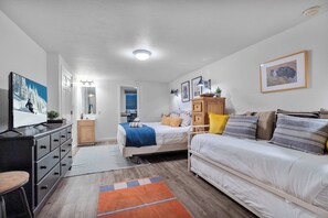 3 habitaciones, escritorio y tabla de planchar con plancha 
