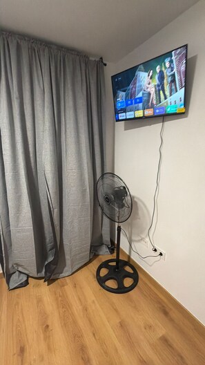 Basic Double Room, City View | Free WiFi - LatinHouse Sevilla Baner (Seville)