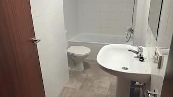 Habitación básica doble, vistas a la ciudad | Baño