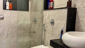 Dusche, kostenlose Toilettenartikel, Haartrockner, Handtücher