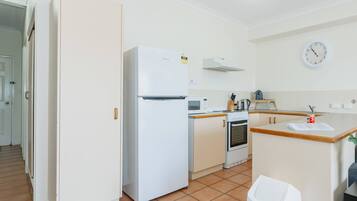 Frigorífic, microones, forn i placa de cuina