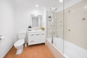 Dusche, Haartrockner, Handtücher, Shampoo