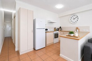Fridge, microwave, oven, stovetop - 1BR Apartment Walk to Stadium, Ferry & City (South Townsville)