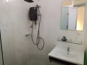 Ducha, toallas, jabón y champú