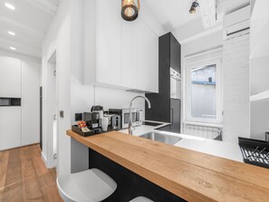 Een microgolfoven, een oven, een vaatwasser