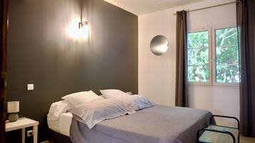 6 chambres, fer et planche à repasser, accès Internet, draps fournis