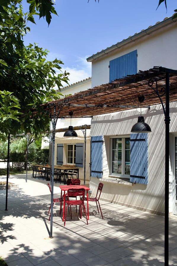 تناول الطعام بالخارج