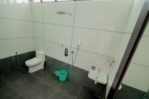 Family Room, Balcony | Bathroom | Towels, soap, shampoo, toilet paper