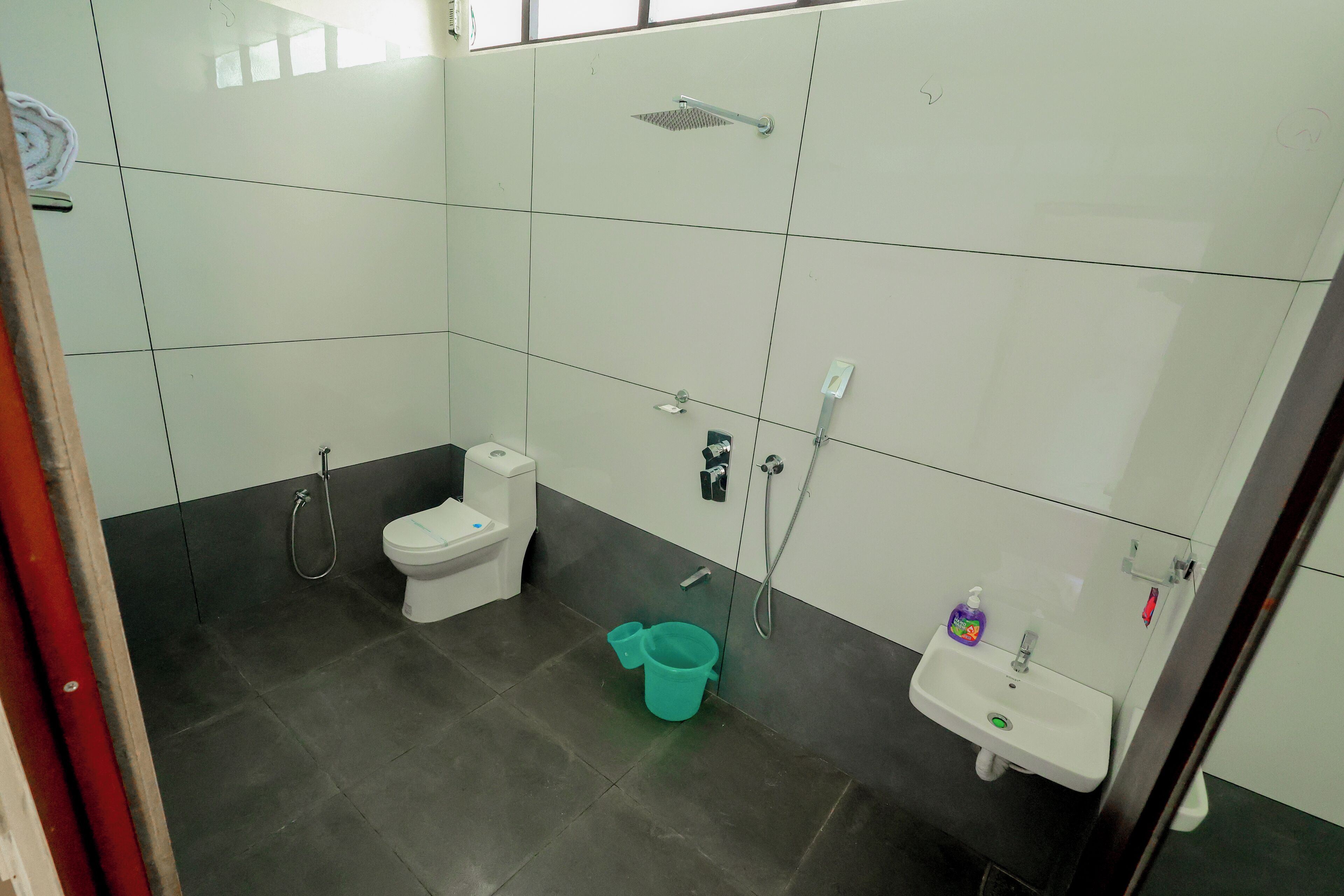 Ein Badezimmer mit Toilette, Waschbecken und Dusche.