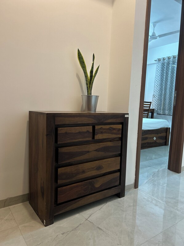 Een strijkplank/strijkijzer, internet