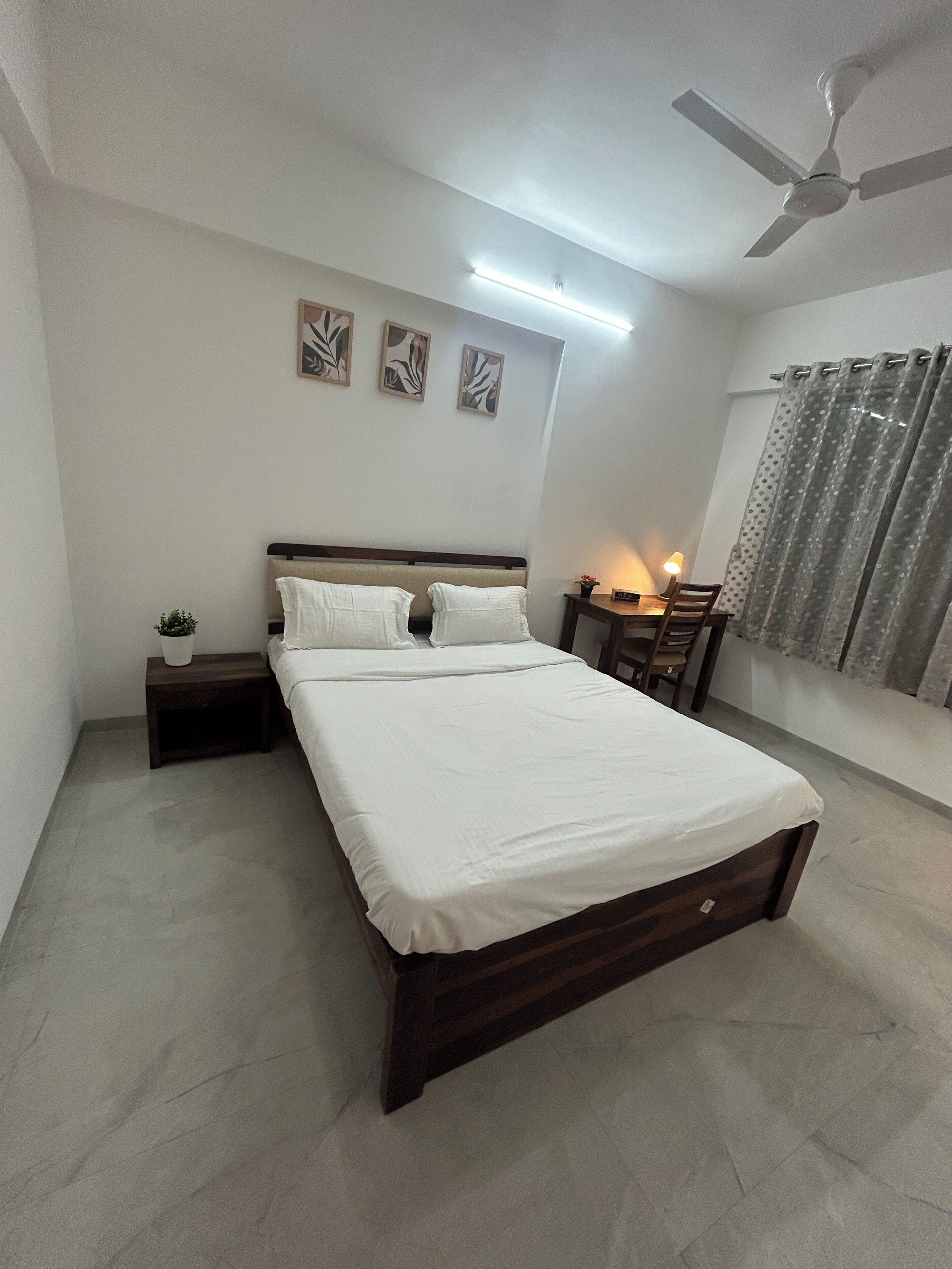 3 habitaciones, tabla de planchar con plancha y acceso a internet 