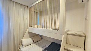 A bunk bed with a pull-up ladder, a bedside table, and a small cabinet. - Cupe Summer - Porto de Galinhas (Ipojuca)