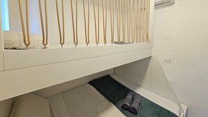 A bunk bed with a hanging gold chain, a small towel, and a green mat. - Cupe Summer - Porto de Galinhas (Ipojuca)